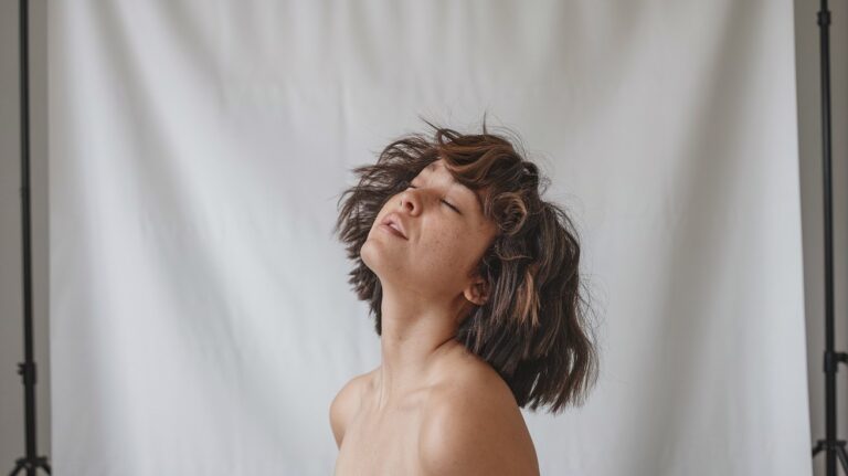 How to Get Rid of Frizzy Hair: 12 Proven Methods That Work