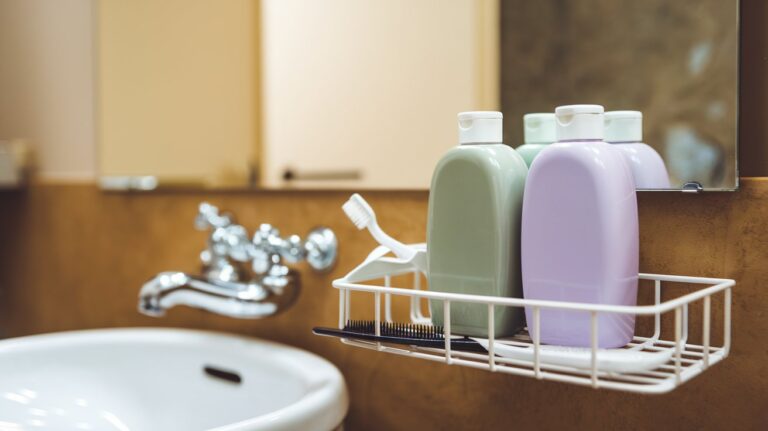 Shampoo vs Conditioner: Key Differences & When to Use Each
